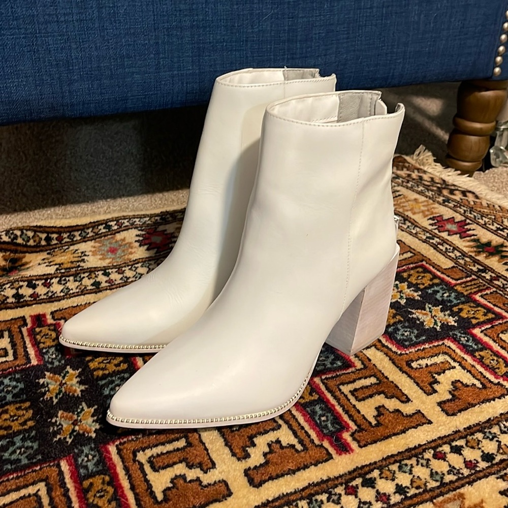 Steve Madden Booties Size 9- Never worn- white